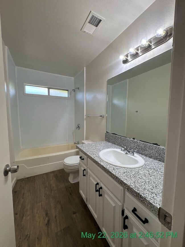 Building Photo - 1566
