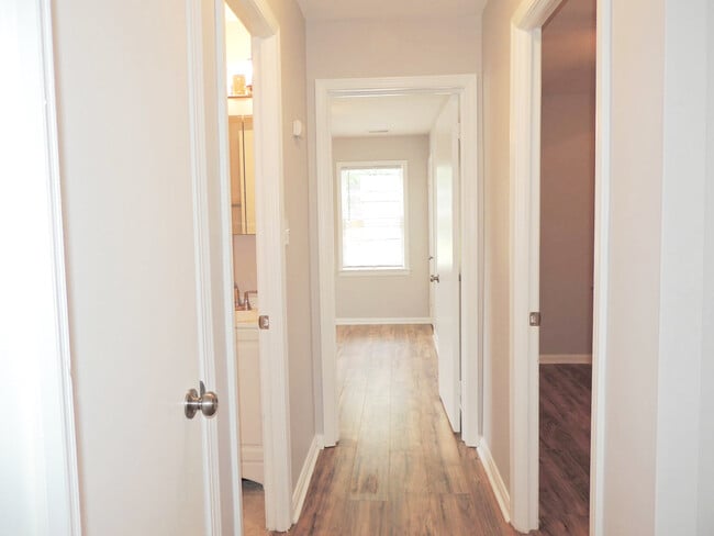 Building Photo - Breathtaking 3 bedroom, 1 bath Mayfield He...