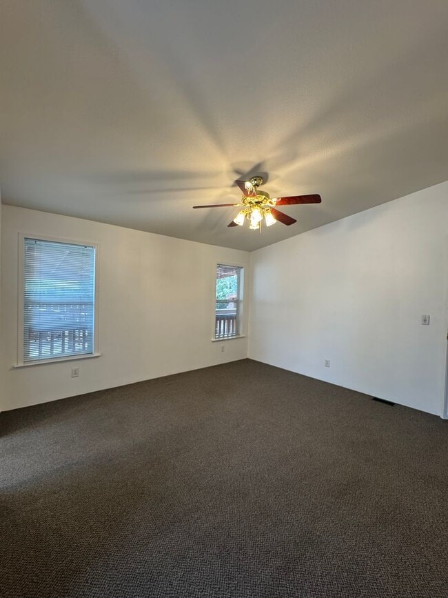 Building Photo - 3 bed 2 bath w/ AC - Water/Sewer included ...