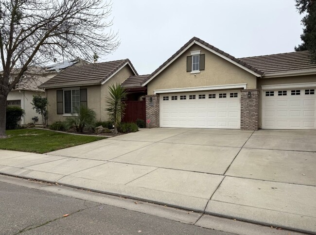 Building Photo - Polished and Chic 4/2 Available NOW!!