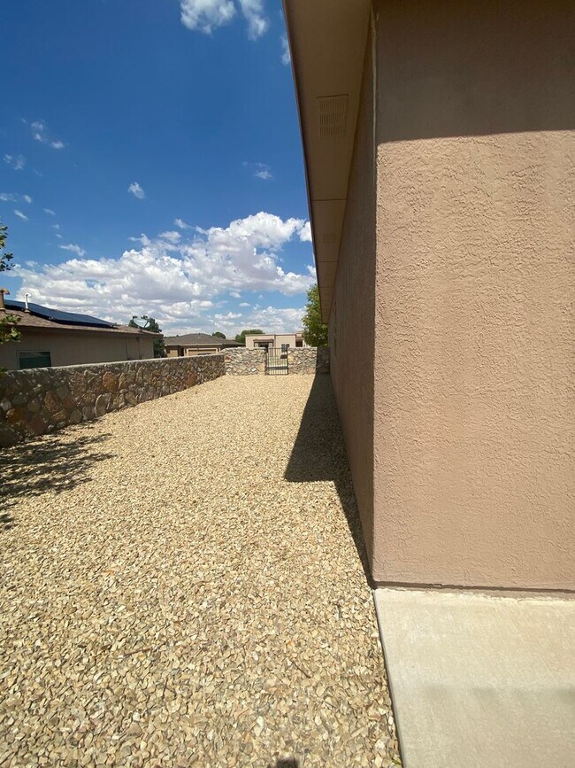 Building Photo - Beautiful 4 Bedroom, 3 Bathroom Home! Avai...