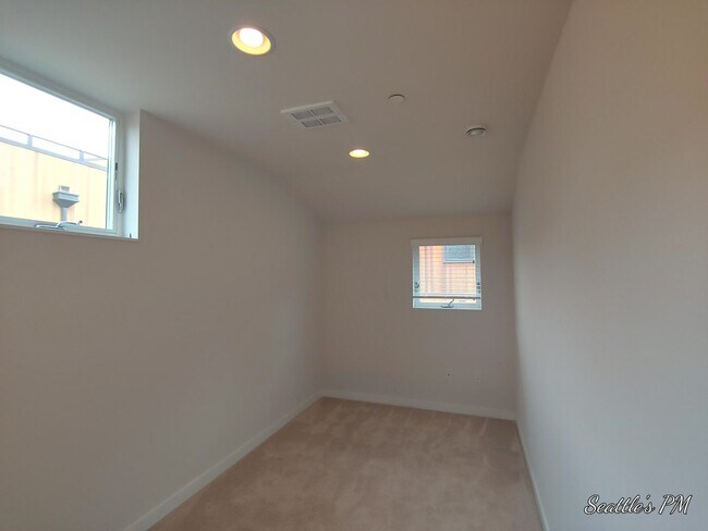 Building Photo - Contemporary Home in Bryant for Rent!