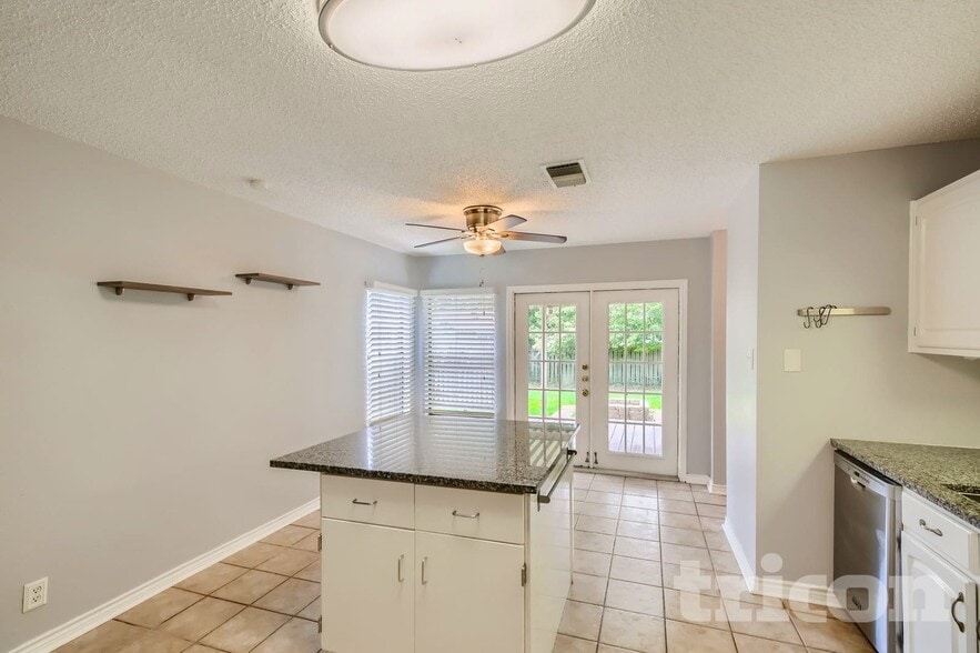 Building Photo - 6934 Sunshine Tree Dr