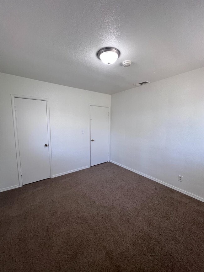 Building Photo - 2905 E Lamona Ave