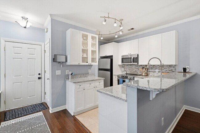 Building Photo - "Charming Fully Furnished 2-Bed Condo with & Granite Countertops in Charleston – 1320 Sq Ft of Co...