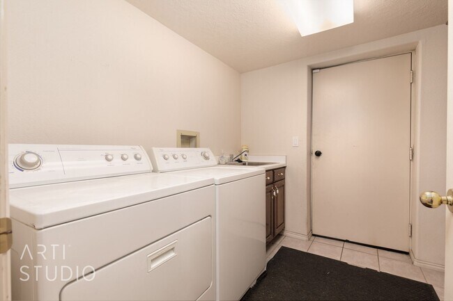 Building Photo - Spacious 3-Bedroom Walk-Out Basement Apartment in Desirable Bloomington Hills