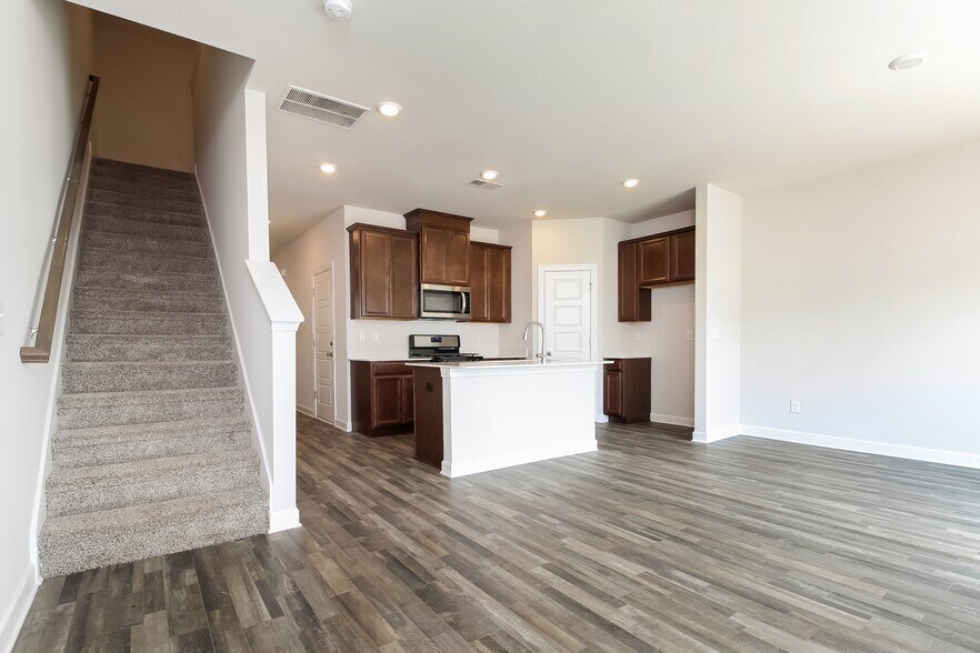 Building Photo - 131 Telford Dr