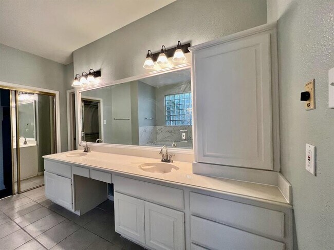 Building Photo - 2339 Plantation Bend Dr