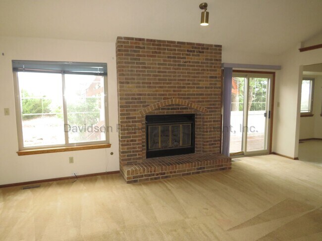Building Photo - Spacious 3 Bedroom House on the West Side with Mountain Views