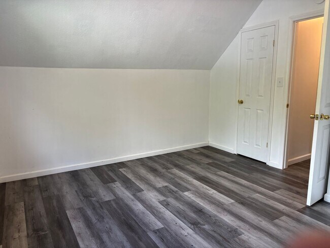 Building Photo - Charming single family home on a cul-de-sac that accepts vouchers