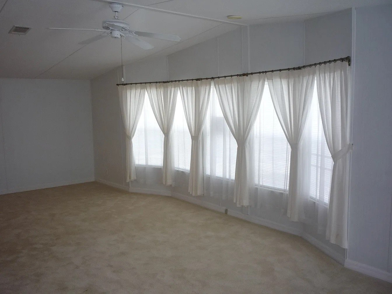 Building Photo - 4530 Skyline Dr