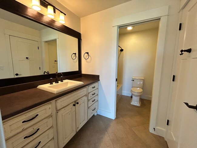Building Photo - Stunning luxury rental!