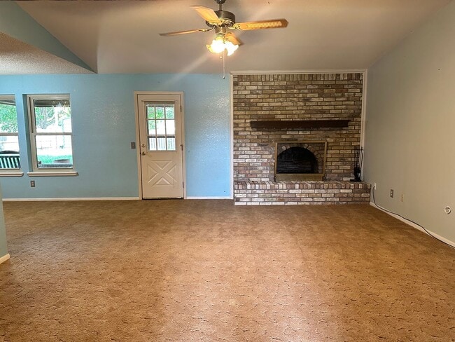 Building Photo - Spacious Family Home!