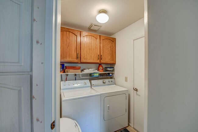 Building Photo - Perfect home for enjoying your winter in Arizona.  2 bed 2 bath on the 14th fairway of Heron Lake...