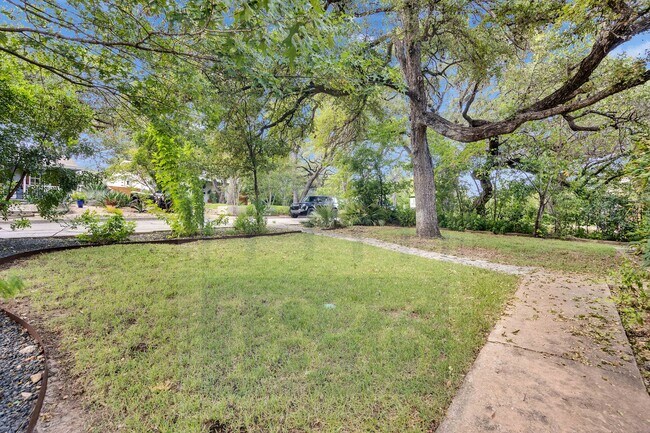 Building Photo - 1321 Bonham Terrace