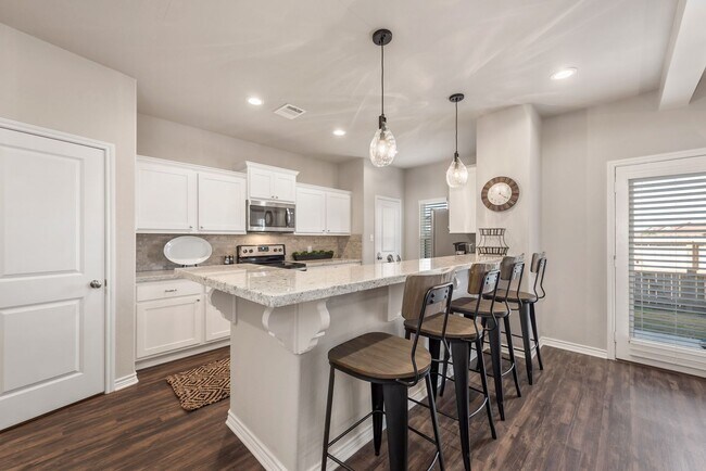 Building Photo - 4/4.5 in Pershing Pointe Townhomes! Availa...