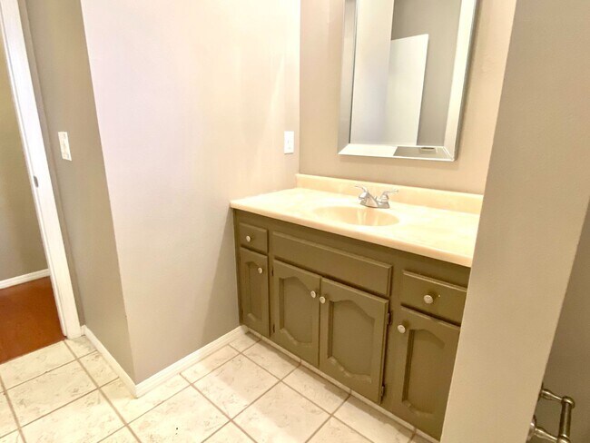Building Photo - $2,450 Audubon & Friant 3 bed, N Bond, Fresno