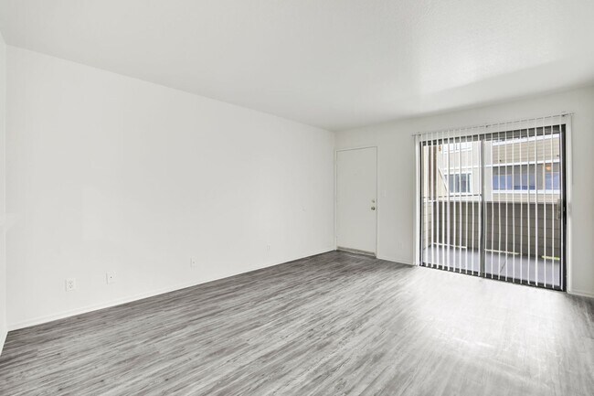 Building Photo - 2BD 2BTH Corner