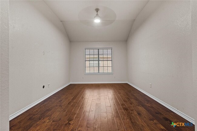 Building Photo - 418 Canoe Dr