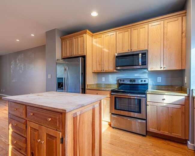 Kitchen 2 - 1013 Linden Ave