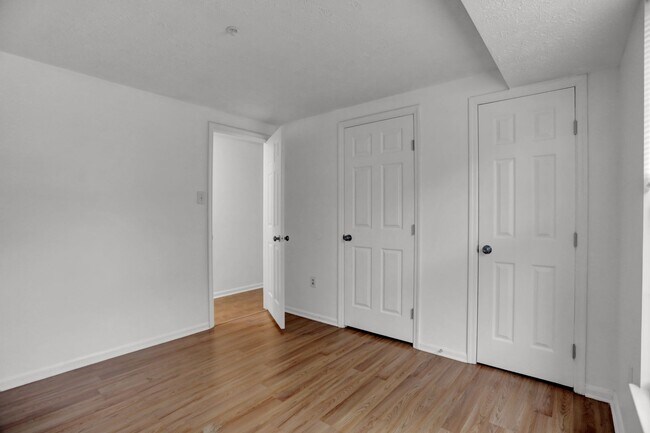 Building Photo - Large 2 Bedroom 2 Bath Ground Floor Condo ...