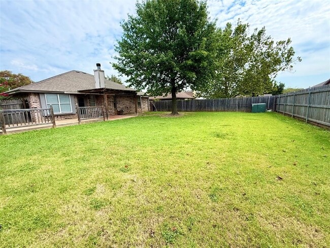Building Photo - 2808 E Lake Dr