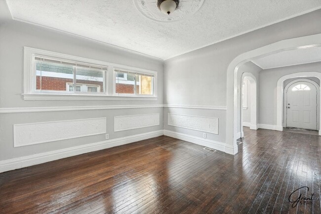 Building Photo - 3 bedroom 2 bath $1375