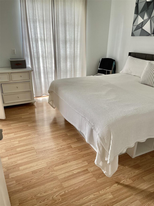 Building Photo - 3213 NE 5th St