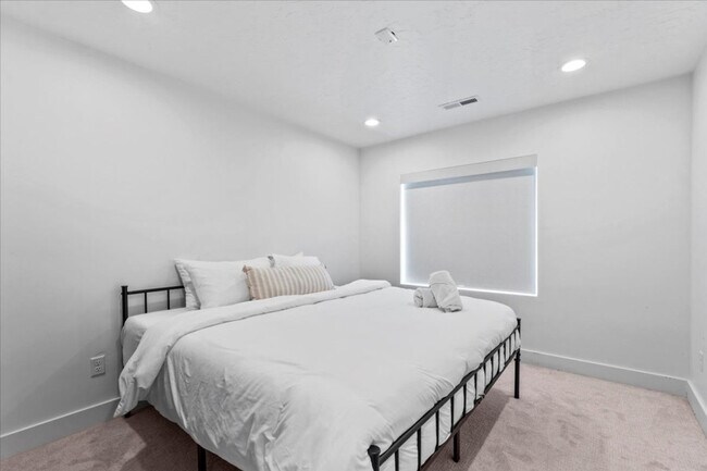 Building Photo - 690 S Edge Ln