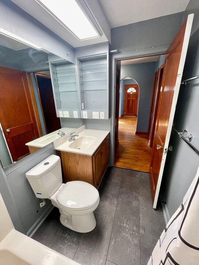 Building Photo - Very Unique 5 Bedroom Home on Large Lot