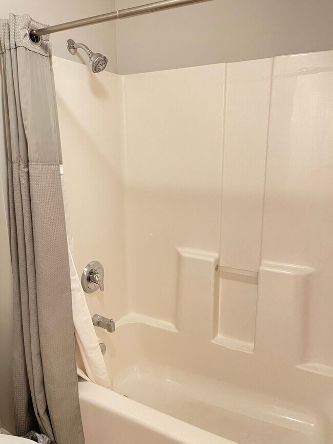 Building Photo - Beautiful 4 bed 2.5 bath 3000+sq ft