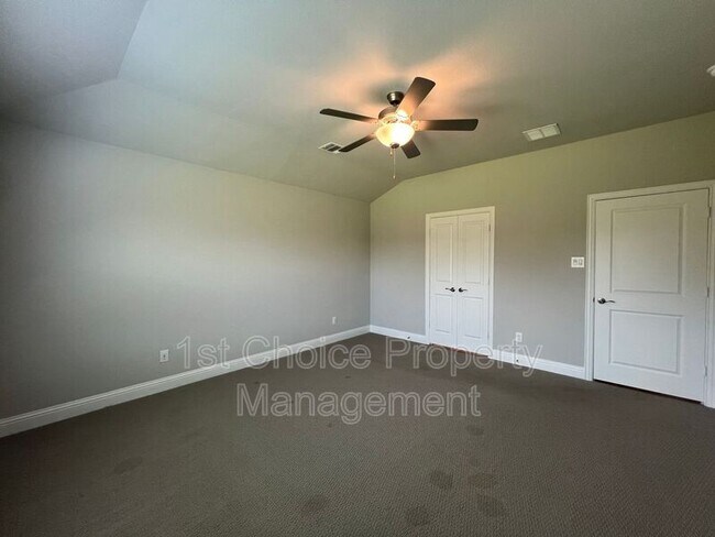 Building Photo - 2101 Sun Star Dr