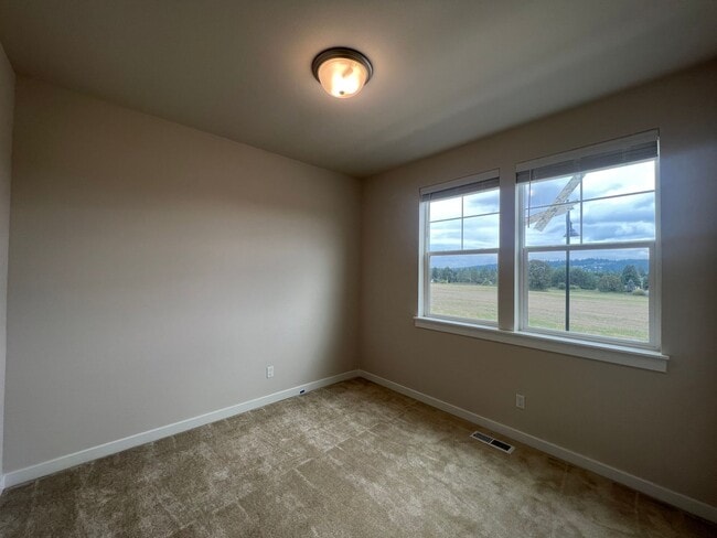 Building Photo - SHOWING 6/7 or SOONER with Advance Appoint...