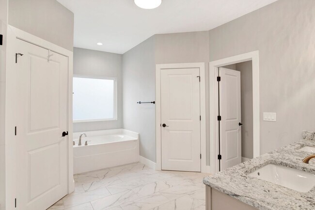 Building Photo - Spacious 2021 home close to beaches and sh...