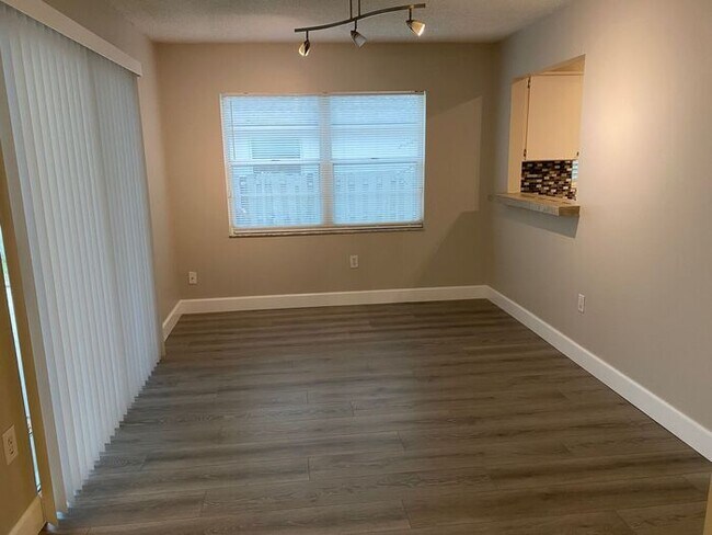 Building Photo - MOVE-IN SPECIAL-WONDERFUL 3/2.5 Home with 1 car garage-UCF Area