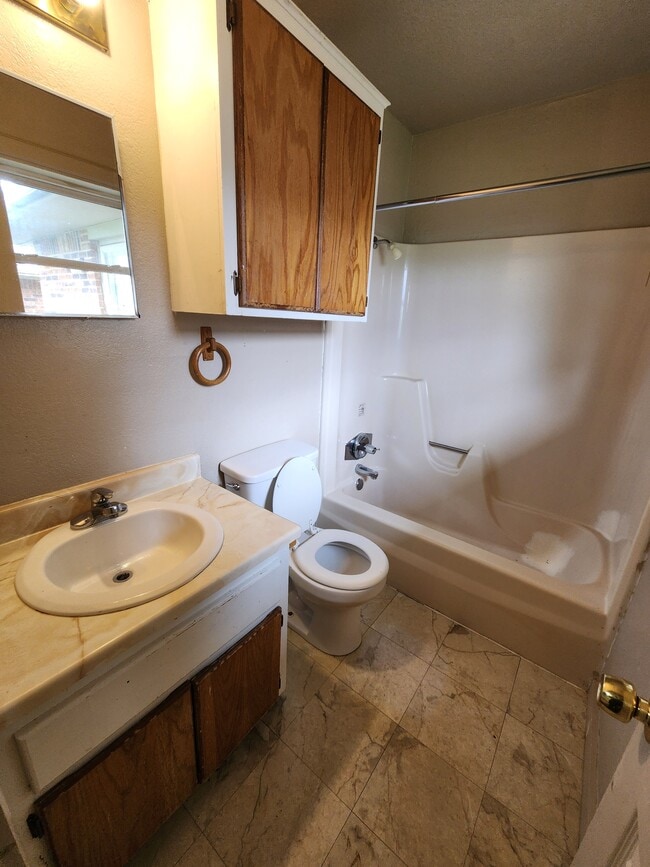 Building Photo - 300 S Cash