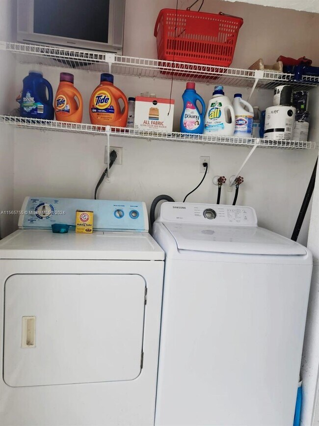 Building Photo - 3571 Inverrary Dr