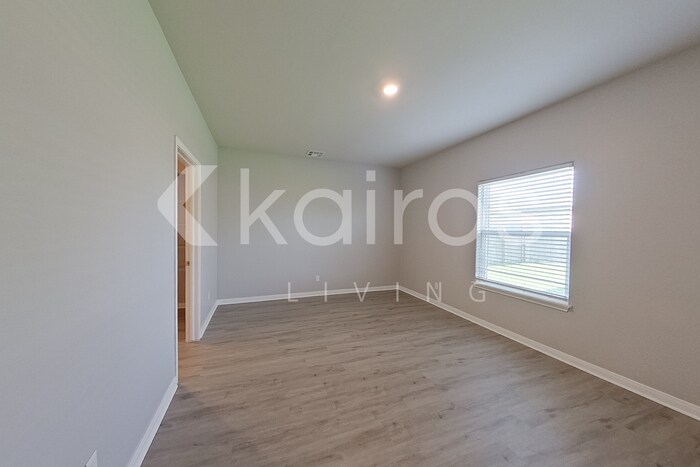 Building Photo - 721 St James Pl