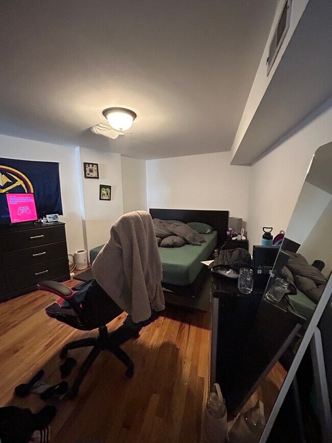 Building Photo - 865 W Buckingham Pl