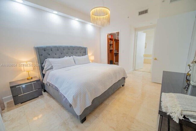 Building Photo - 20000 E Country Club Dr