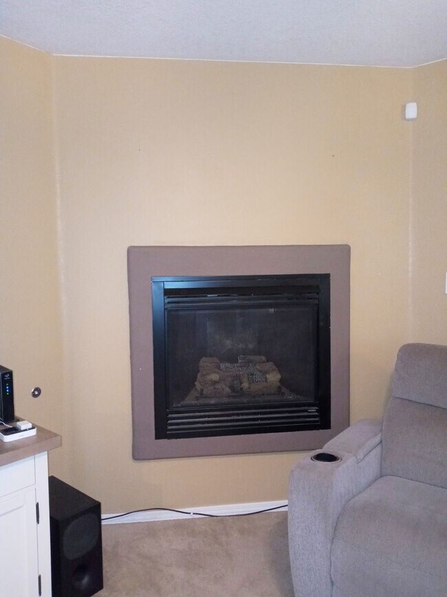 Building Photo - Enchanted Hills