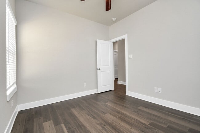 Building Photo - Elm