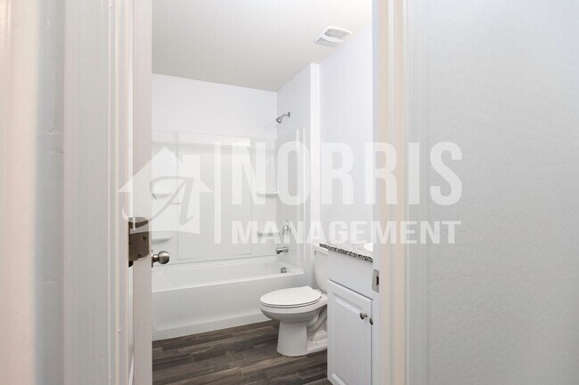 Building Photo - Newer Home in a Great Location to the Freeway