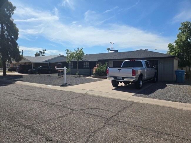 Building Photo - Cozy 3 bed, 2 bath home in Phoenix, No HOA!