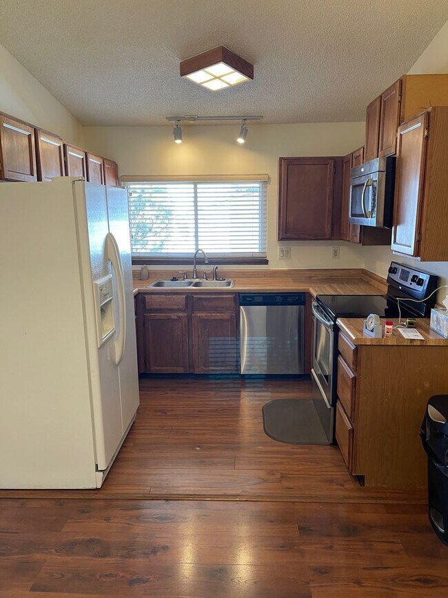 Building Photo - 4 Bedroom Rancher off of Powers Blvd