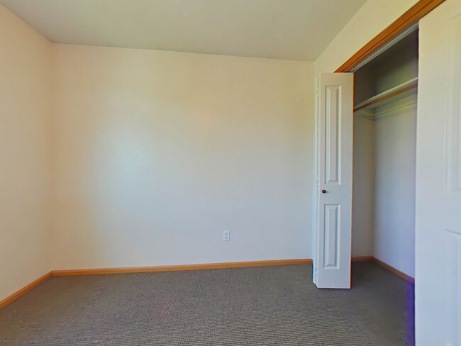 Building Photo - 3 Bedroom Townhouse ~ Close to Campus