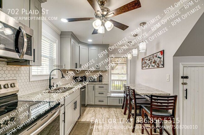 Building Photo - 702 Plaid St