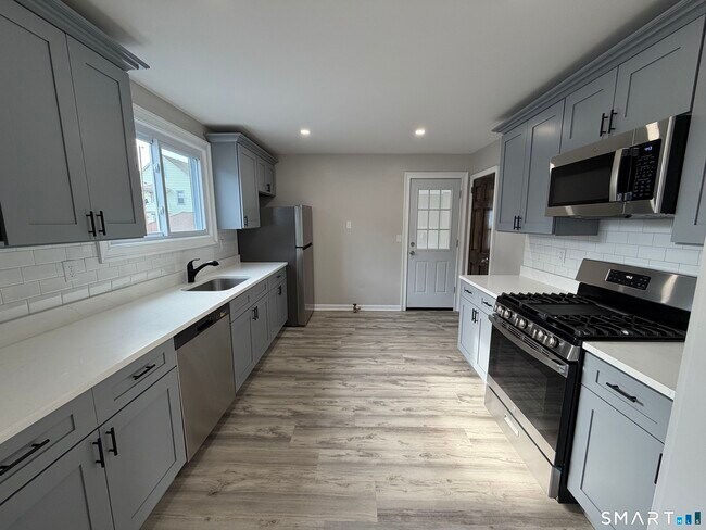 Building Photo - 62 Lincoln Ave