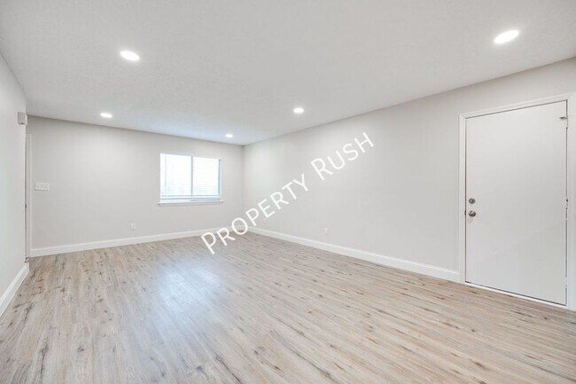 Building Photo - 2323 Green Forest Dr