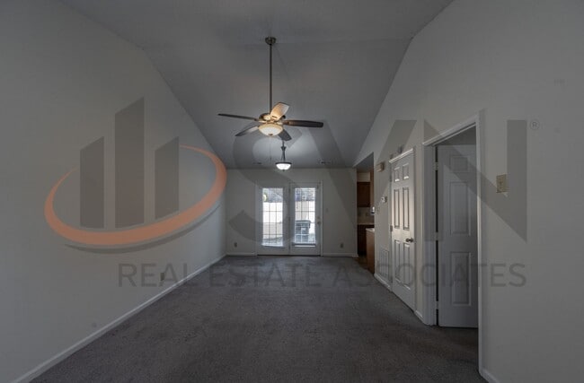 Building Photo - *OFFERING ONE MONTH FREE PROMOTION* 1 Bed / 1 Bath End Unit Townhome In North Durham